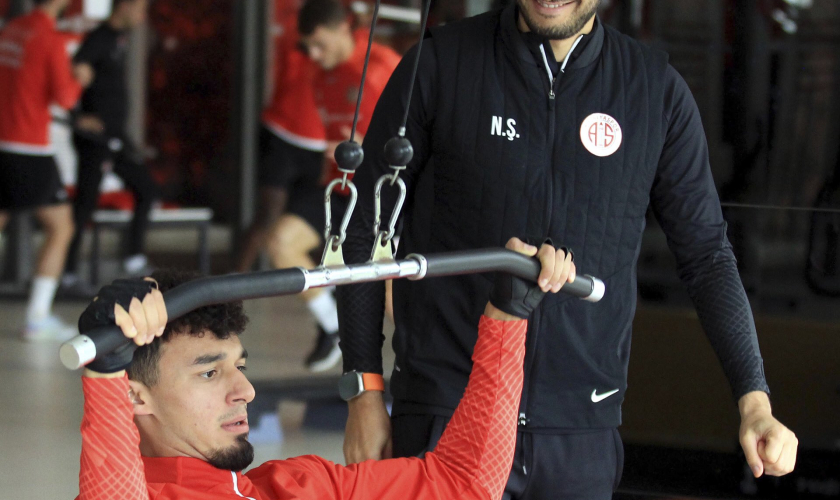 Antalyaspor, Dünya Kupası arasında hazırlıklarını sürdürüyor