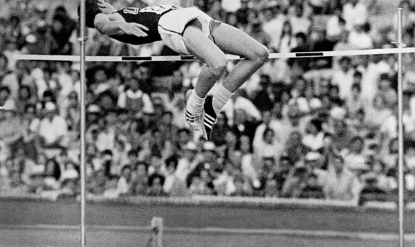 Yüksek atlamaya çağ atlatan sporcu Dick Fosbury vefat etti