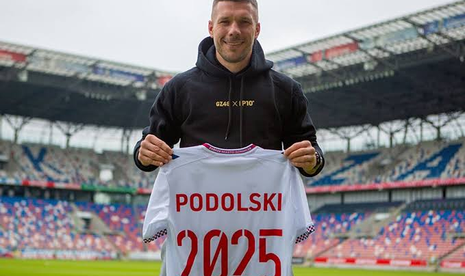37'lik Podolski'den iki yıllık imza