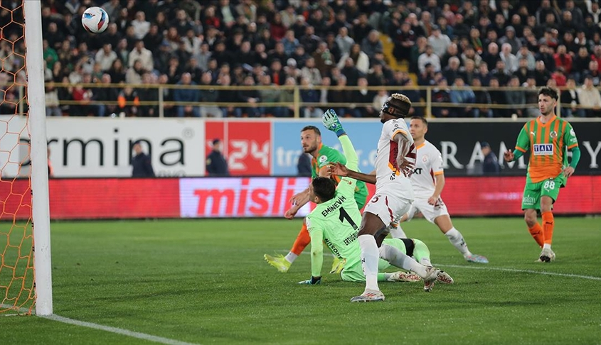 Galatasaray, zorlandığı Alanyaspor deplasmanından 3 puanla döndü